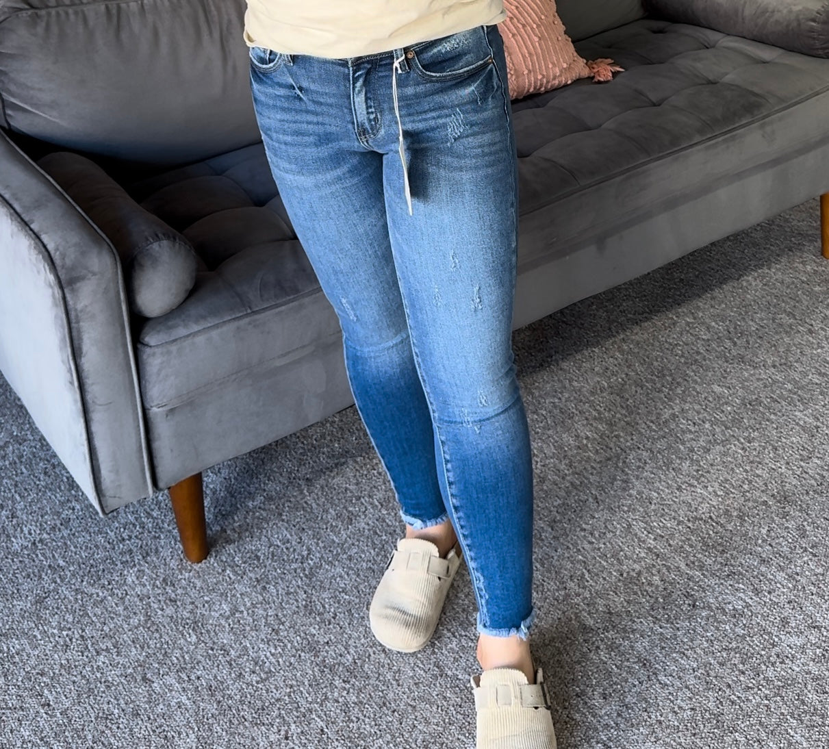 Mid-Rise Fray Hem Ankle Skinny Jeans