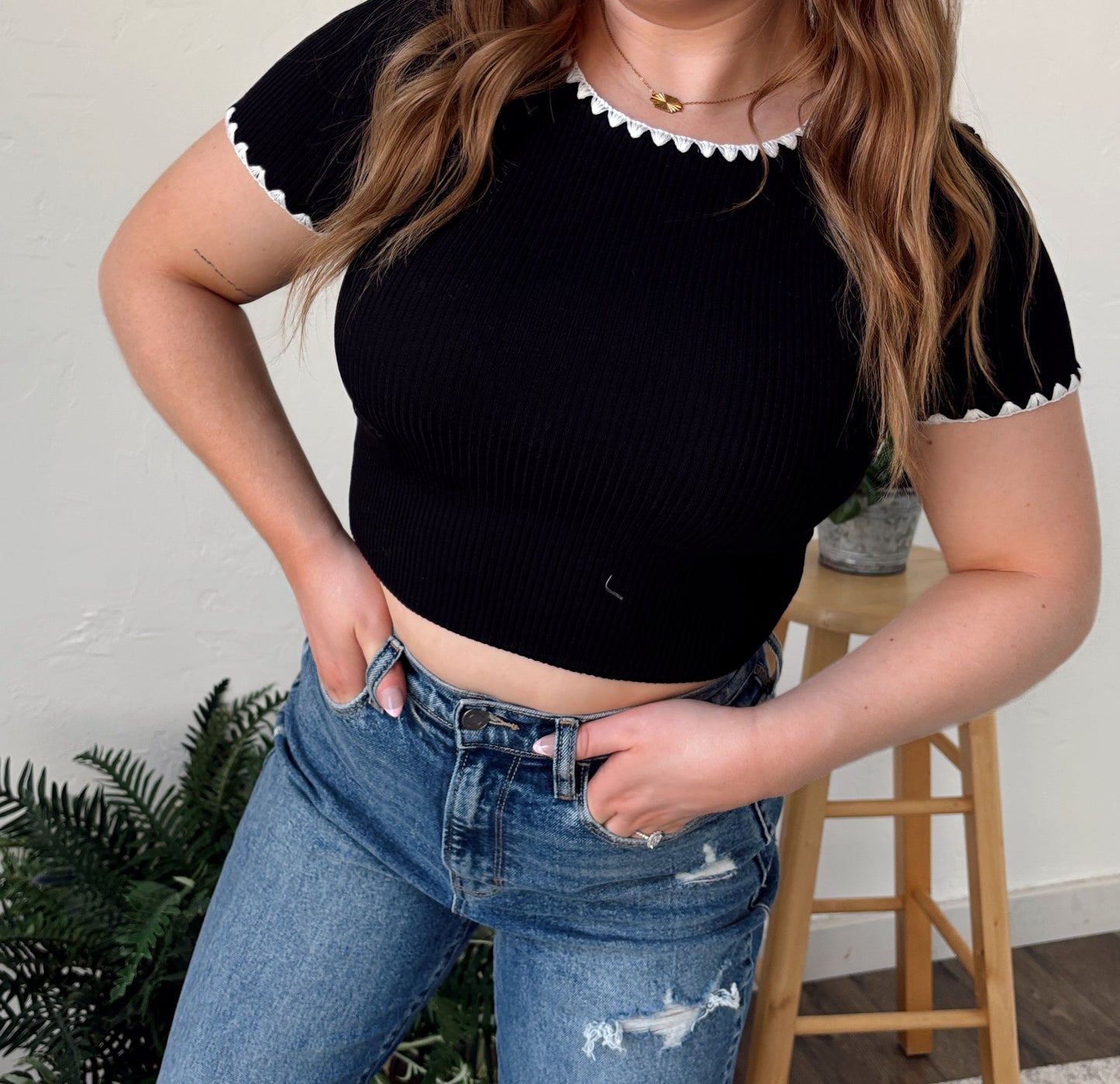 Scallop Trim Short Sleeve Crop Top